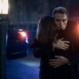 Escena de Keri Russell y Rufus Sewell en 3x03 'Caballo sin jinete' de 'La diplomática'