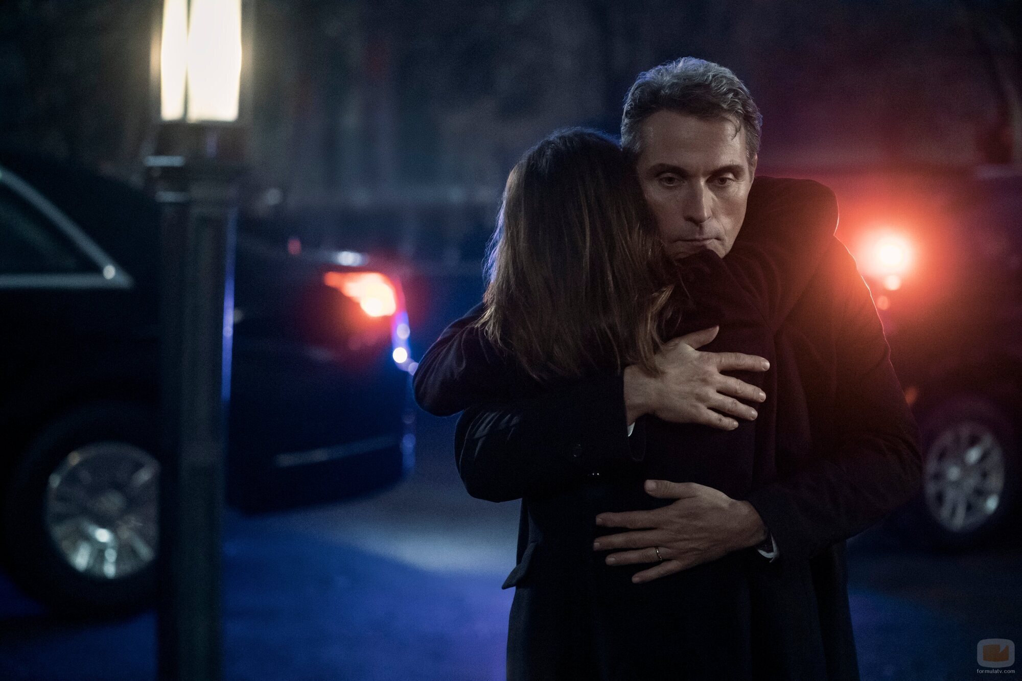 Escena de Keri Russell y Rufus Sewell en 3x03 'Caballo sin jinete' de 'La diplomática'