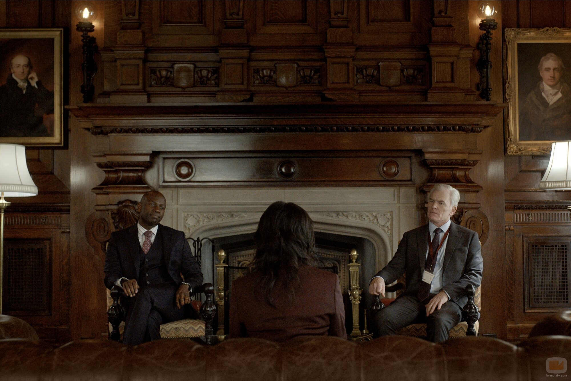 Richard Dillane y David Gyasi en 'Arden' de 'La diplomática'