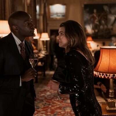 Keri Russell y David Gyasi en 3x04 titulado 'Arden' de 'La diplomática'