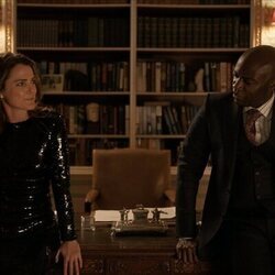 David Gyasi y Keri Russell en el 3x04 de 'La diplomática'