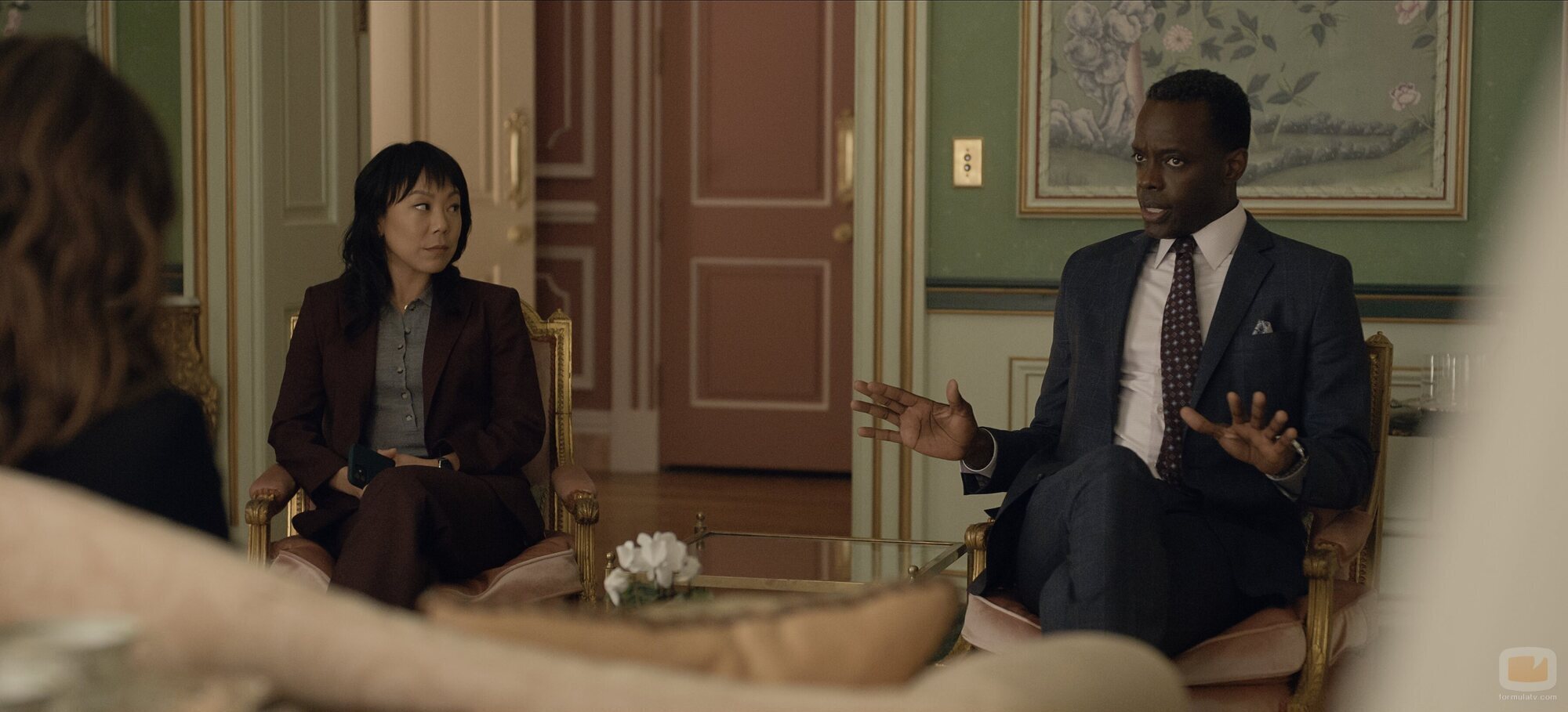 Ato Essandoh y Ali Ahn en 'Arden' de 'La diplomática'