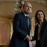 Rory Kinnear y Keri Russell en 'Arden' de 'La diplomática'