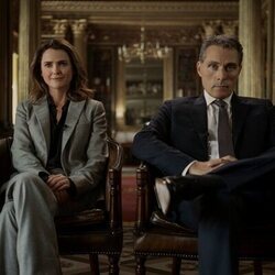 Keri Russell y Rufus Sewell en 'Observadores de aves' de 'La diplomática'