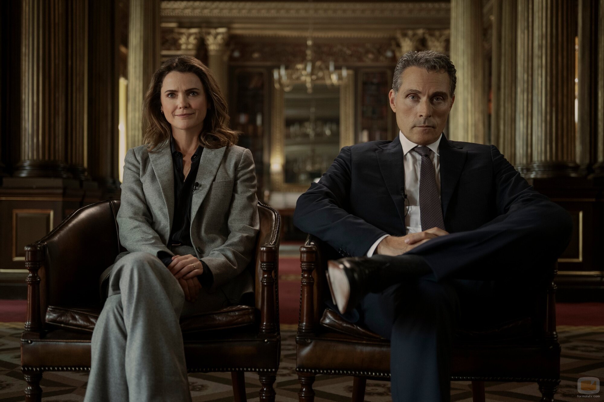 Keri Russell y Rufus Sewell en 'Observadores de aves' de 'La diplomática'