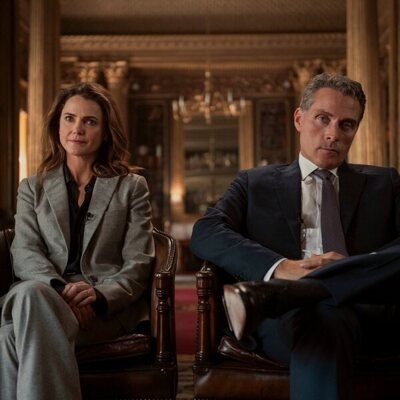 Imagen de Keri Russell y Rufus Sewell en 'Observadores de aves' de 'La diplomática'