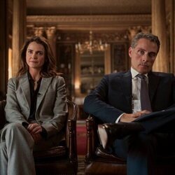 Imagen de Keri Russell y Rufus Sewell en 'Observadores de aves' de 'La diplomática'