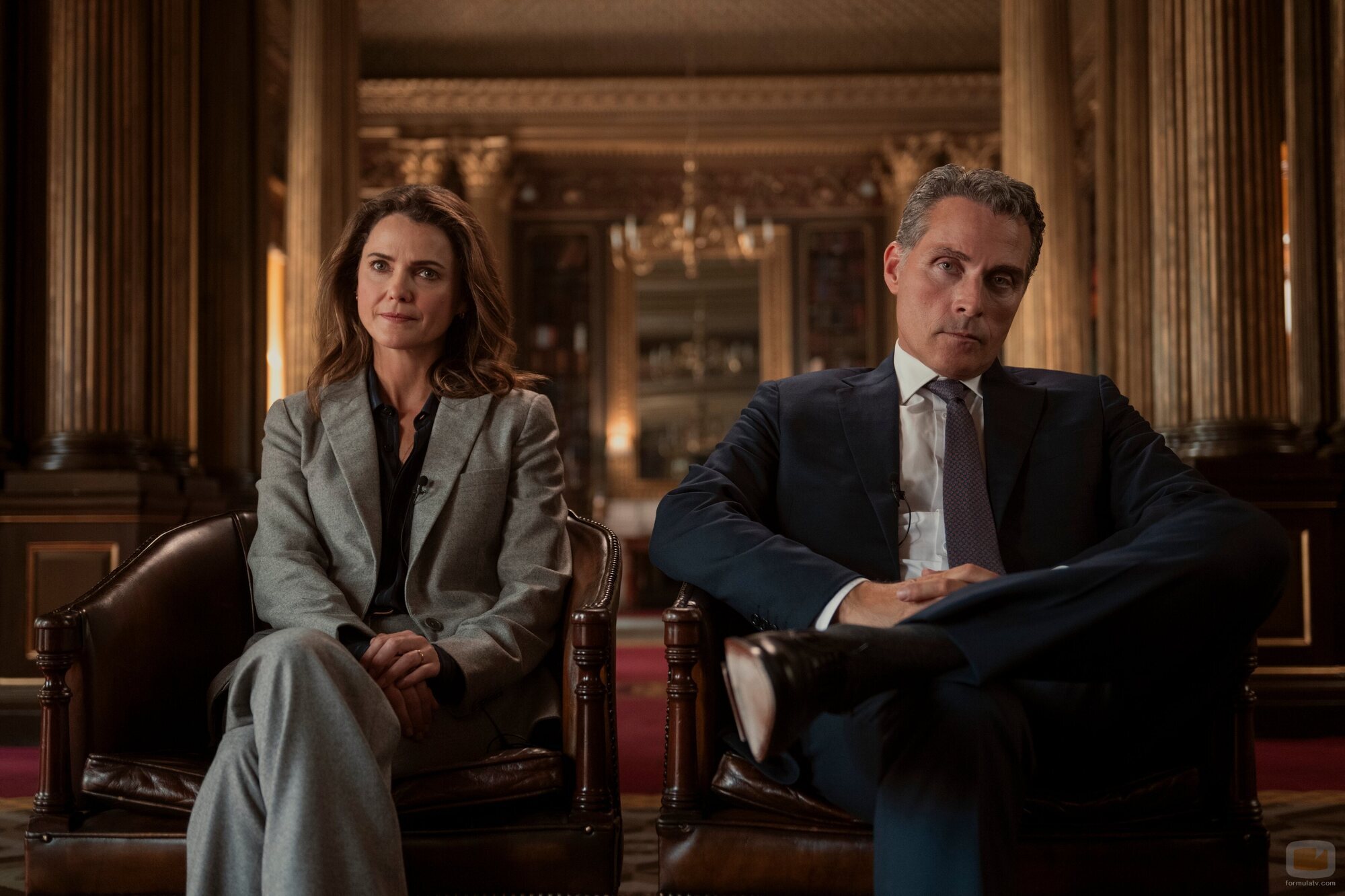 Imagen de Keri Russell y Rufus Sewell en 'Observadores de aves' de 'La diplomática'