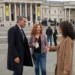 Rosaline Elbay y Rufus Sewell en el 3x05 de 'La diplomática'