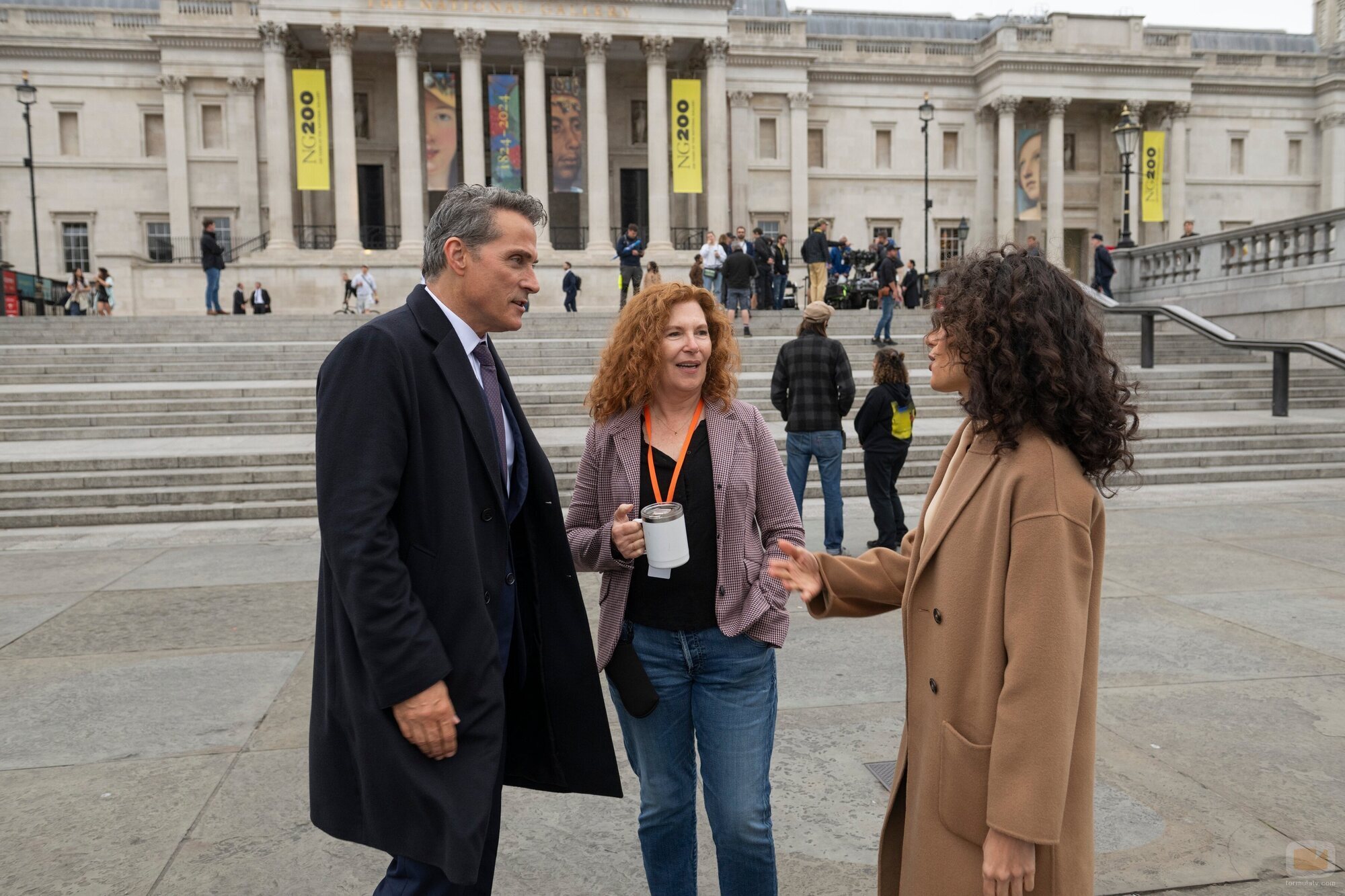 Rosaline Elbay y Rufus Sewell en el 3x05 de 'La diplomática'