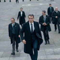 Rufus Sewell en el 3x05 de 'The Diplomat'