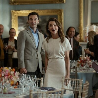 Aidan Turner y Keri Russell en el 3x05 de 'La diplomática'