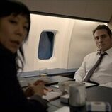 Rufus Sewell y Ali Ahn en el 3x05 de 'La diplomática'