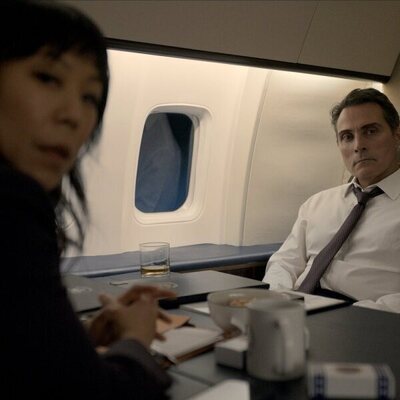 Rufus Sewell y Ali Ahn en el 3x05 de 'La diplomática'