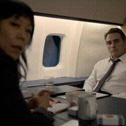 Rufus Sewell y Ali Ahn en el 3x05 de 'La diplomática'