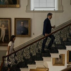 Keri Russell y Rufus Sewell en 'Observadores de aves' de 'The Diplomat'