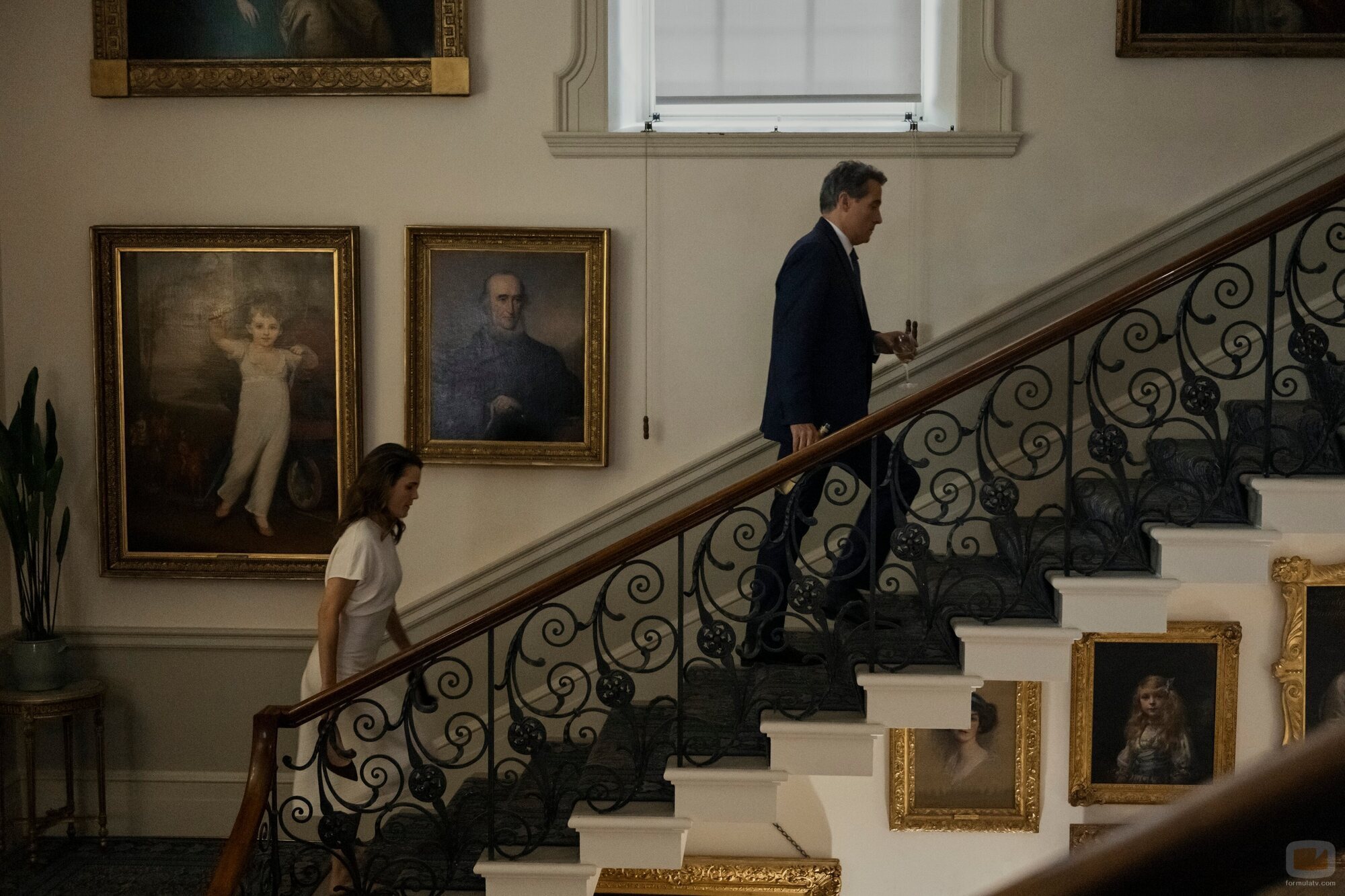 Keri Russell y Rufus Sewell en 'Observadores de aves' de 'The Diplomat'