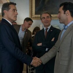 Rufus Sewell y Aidan Turner en el 3x05 de 'The Diplomat'