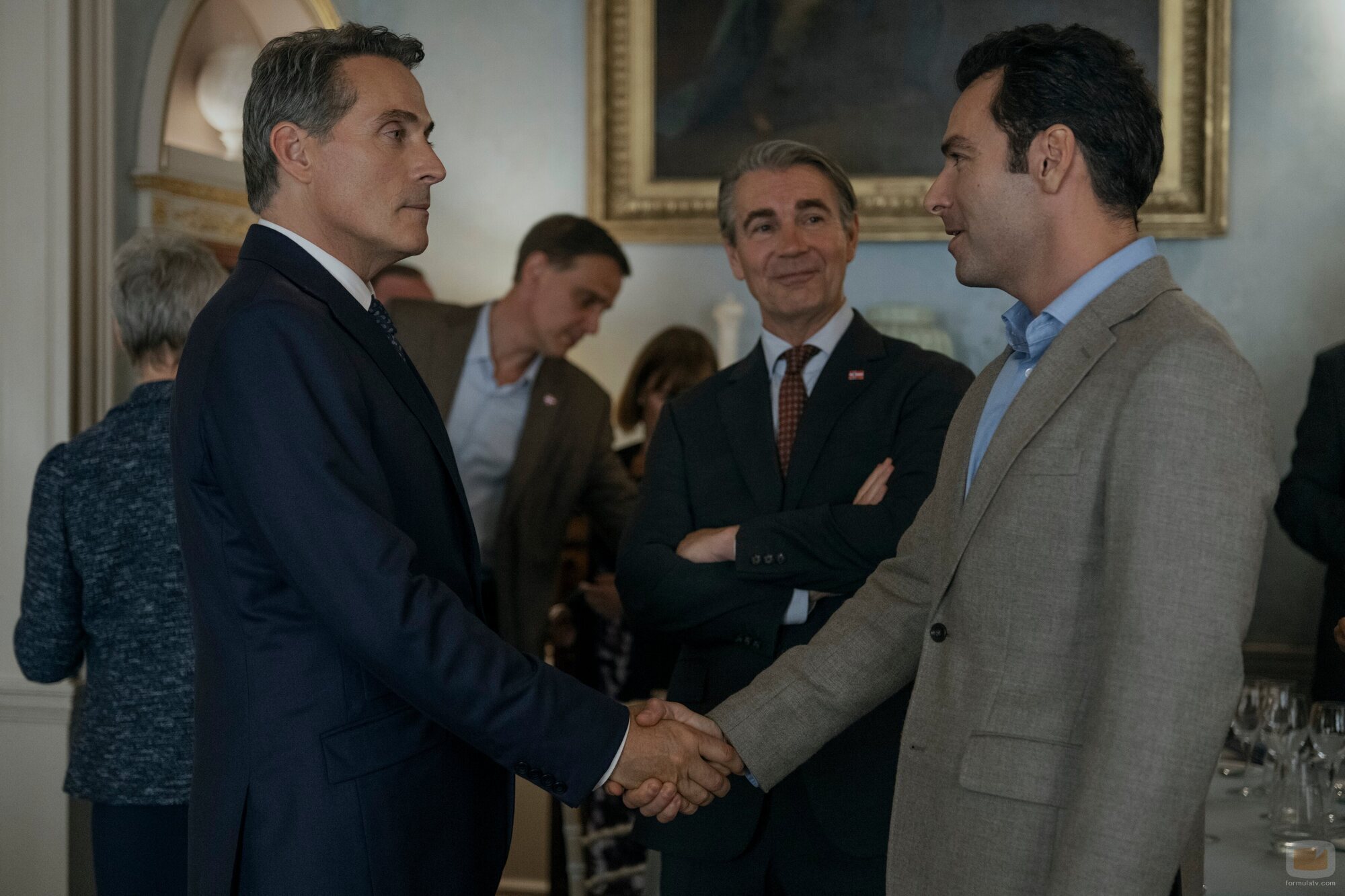 Rufus Sewell y Aidan Turner en el 3x05 de 'The Diplomat'
