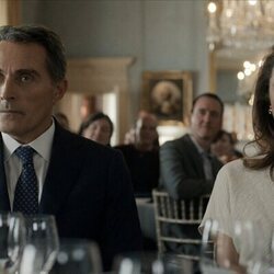 Rufus Sewell y Keri Russell en la temporada 3 y el capítulo 05 de 'La diplomática'