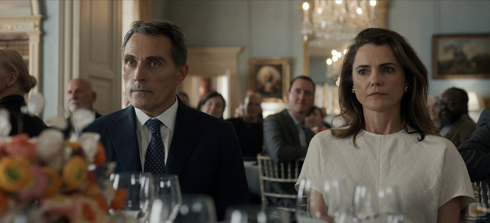 Rufus Sewell y Keri Russell en la temporada 3 y el capítulo 05 de 'La diplomática'
