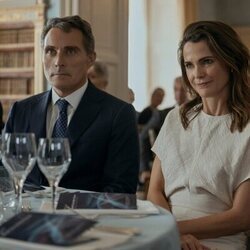 Rufus Sewell y Keri Russell en 'Observadores de aves' de 'The Diplomat'