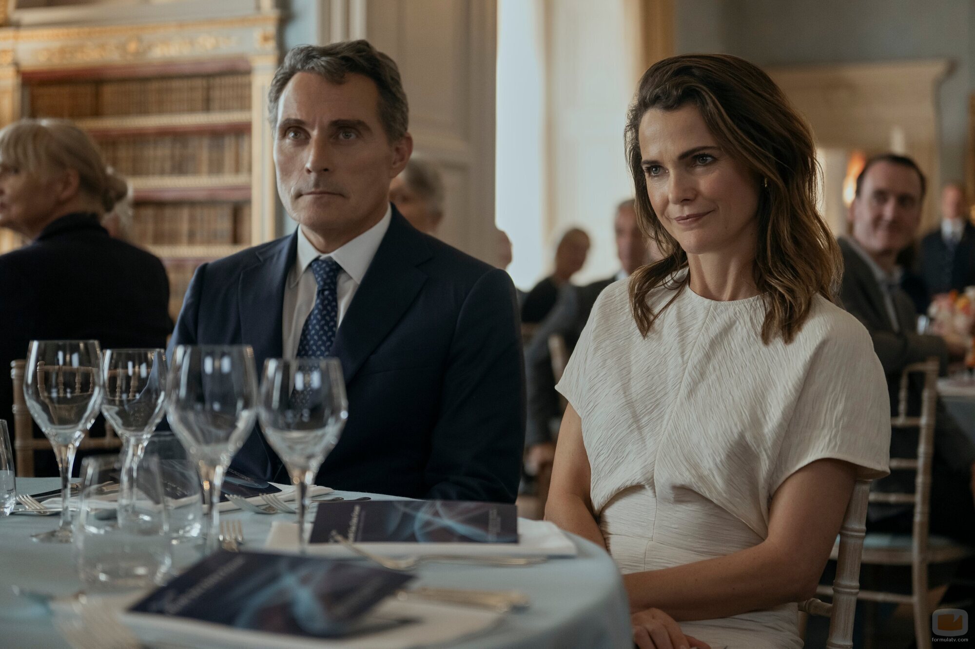 Rufus Sewell y Keri Russell en 'Observadores de aves' de 'The Diplomat'