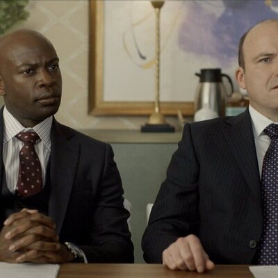 David Gyasi y Rory Kinnear en 3x06 'Amagansett' de 'La diplomática'