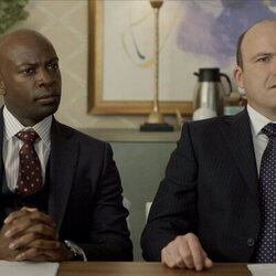David Gyasi y Rory Kinnear en 3x06 'Amagansett' de 'La diplomática'