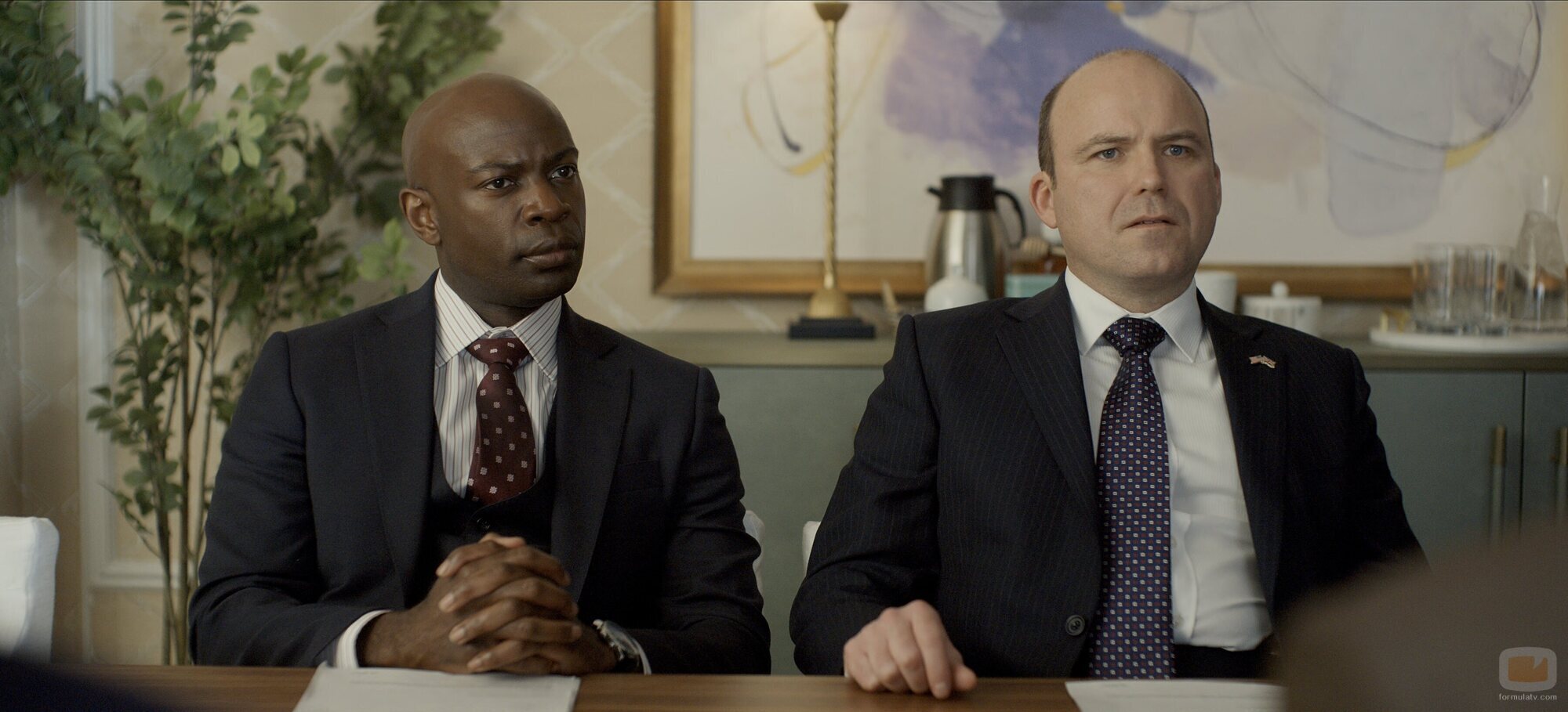 David Gyasi y Rory Kinnear en 3x06 'Amagansett' de 'La diplomática'