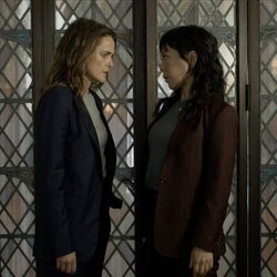 Keri Russell y Ali Ahn en la temporada 3 y el capítulo 06 de 'La diplomática'