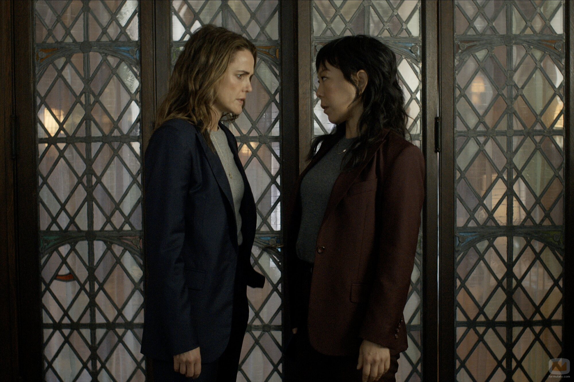 Keri Russell y Ali Ahn en la temporada 3 y el capítulo 06 de 'La diplomática'