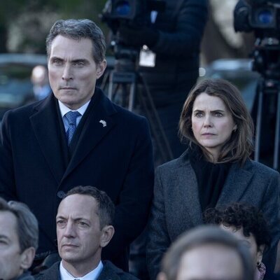 Keri Russell y Rufus Sewell en Capítulo 6 titulado 'Amagansett' de 'La diplomática'