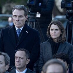Keri Russell y Rufus Sewell en Capítulo 6 titulado 'Amagansett' de 'La diplomática'