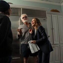 Bradley Whitford y Keri Russell en la temporada 3 y el capítulo 06 de 'La diplomática'