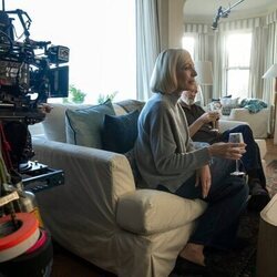 Allison Janney y Bradley Whitford en la temporada 3 y el capítulo 06 de 'La diplomática'