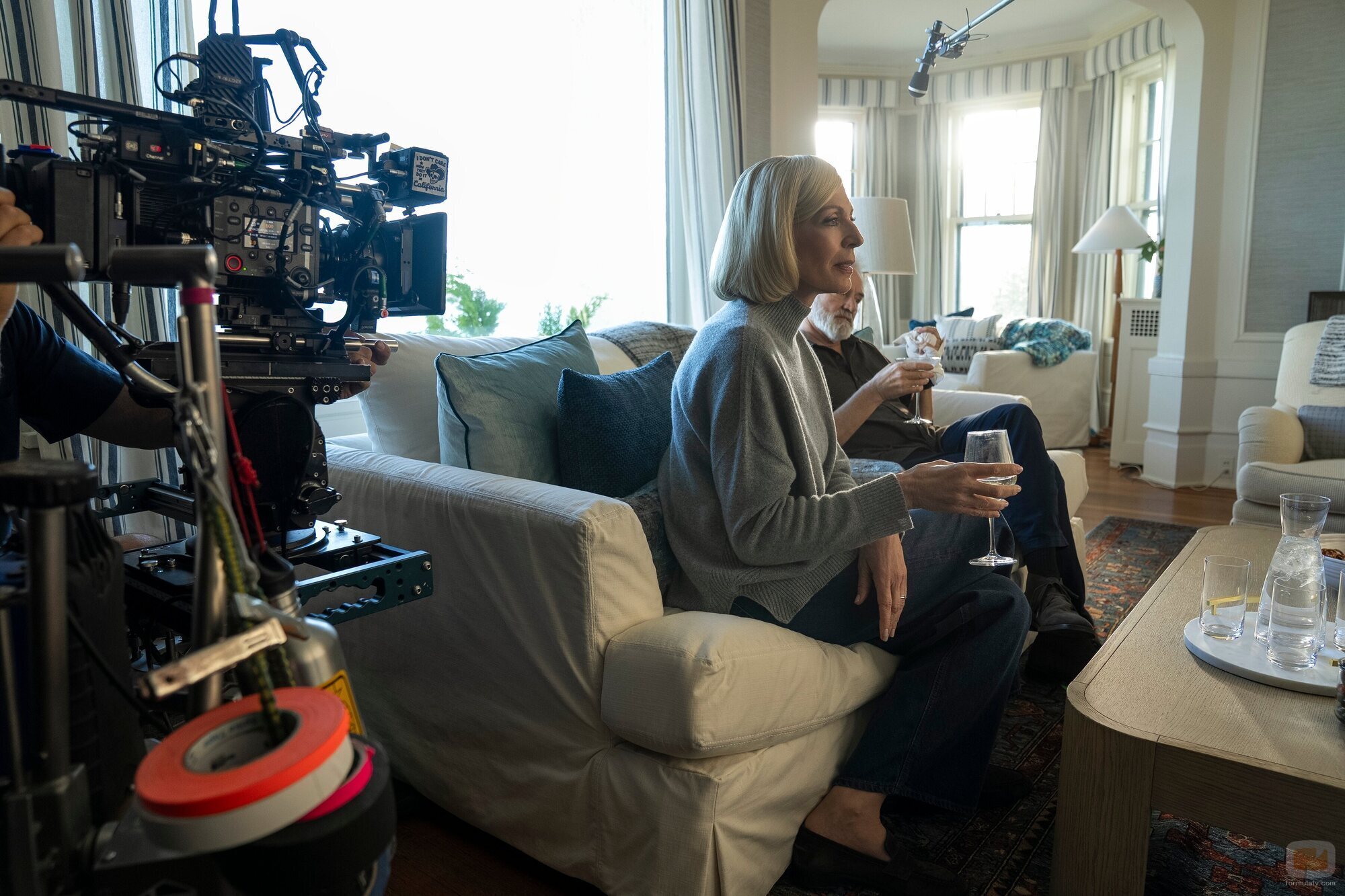 Allison Janney y Bradley Whitford en la temporada 3 y el capítulo 06 de 'La diplomática'