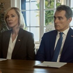 Rufus Sewell y Allison Janney en el 3x06 de 'The Diplomat'