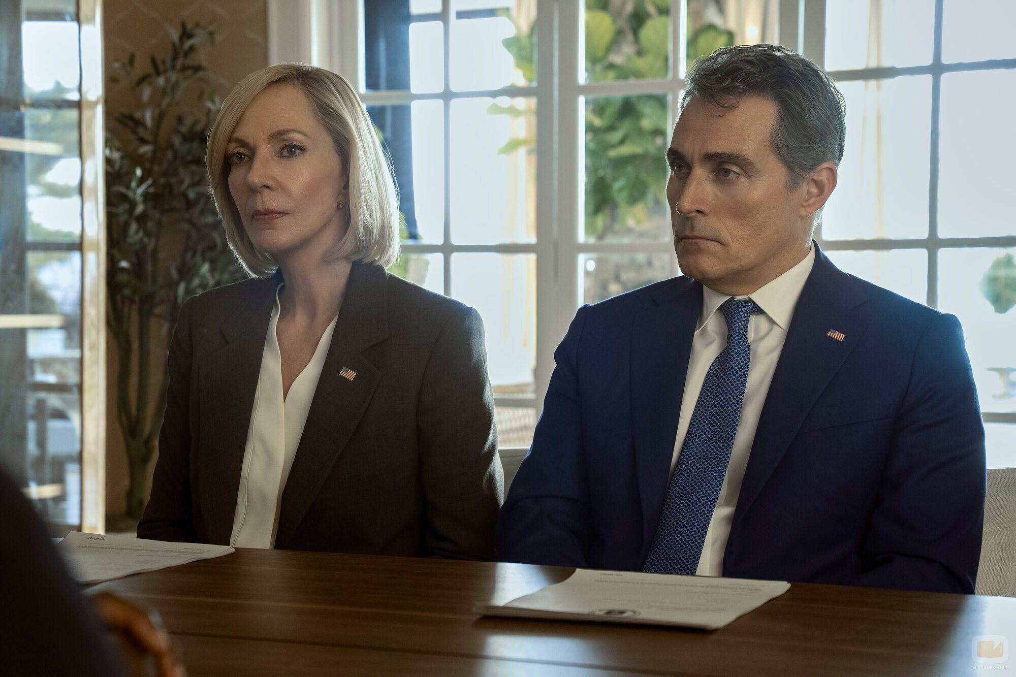 Rufus Sewell y Allison Janney en el 3x06 de 'The Diplomat'