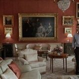 Aidan Turner y Keri Russell en 'PNG' de 'The Diplomat'