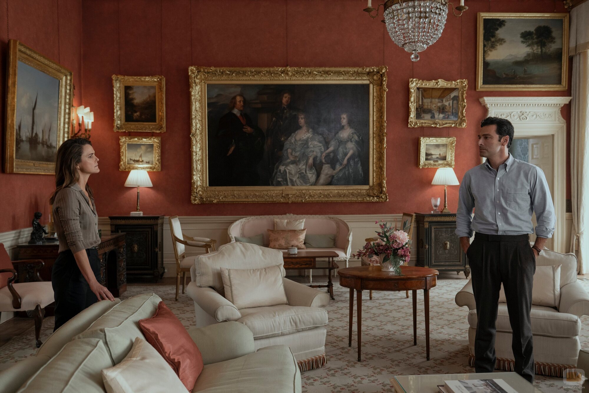 Aidan Turner y Keri Russell en 'PNG' de 'The Diplomat'