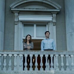 Keri Russell y Aidan Turner en 3x07 titulado 'PNG' de 'La diplomática'
