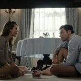 Aidan Turner y Keri Russell en 3x07 'PNG' de 'La diplomática'