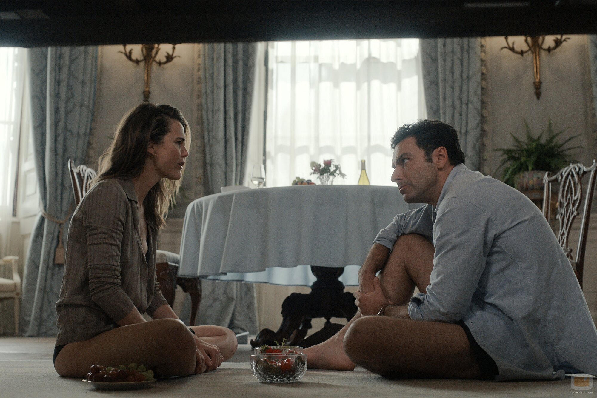 Aidan Turner y Keri Russell en 3x07 'PNG' de 'La diplomática'
