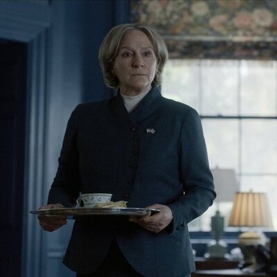 Penny Downie en el 3x07 de 'La diplomática'