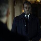 Ato Essandoh en Capítulo 8 titulado 'La mujer de Schrodinger' de 'La diplomática'