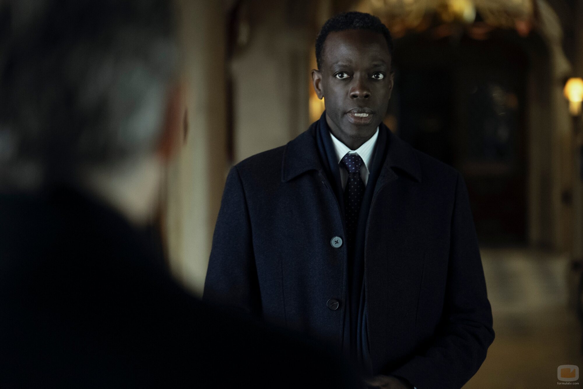 Ato Essandoh en Capítulo 8 titulado 'La mujer de Schrodinger' de 'La diplomática'
