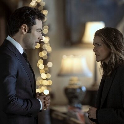 Keri Russell y Aidan Turner en el 3x08 de 'La diplomática'