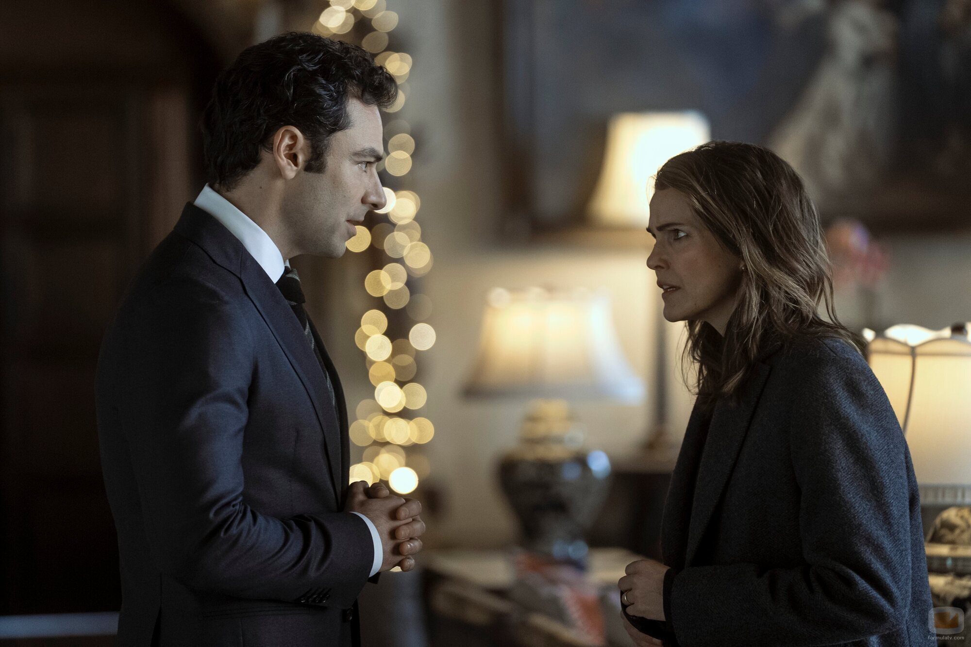 Keri Russell y Aidan Turner en el 3x08 de 'La diplomática'
