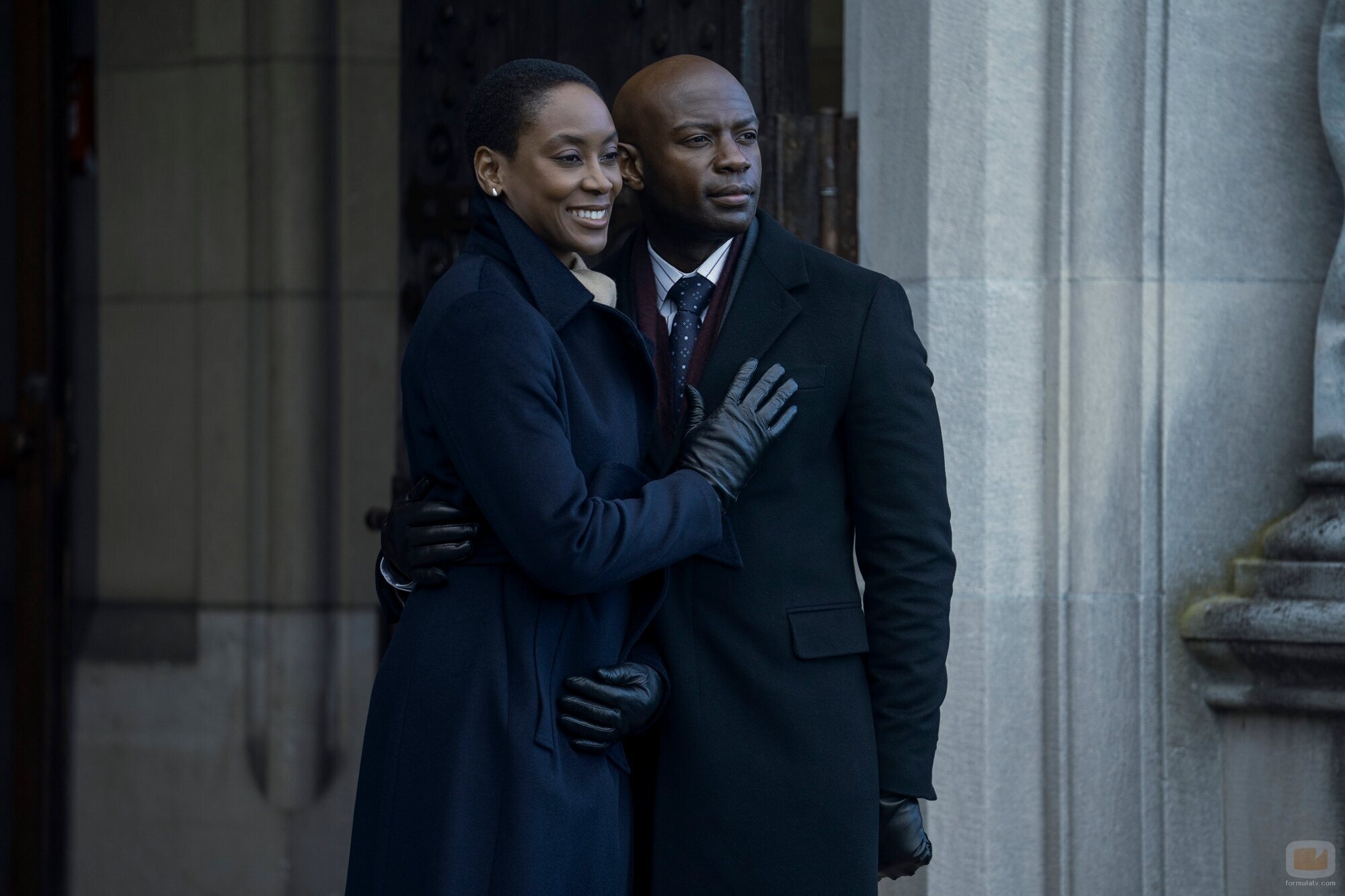 Tracy Ifeachor y David Gyasi en 3x08 titulado 'La mujer de Schrodinger' de 'La diplomática'